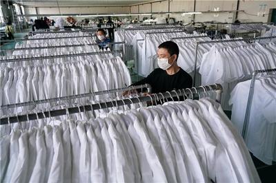 河北巨鹿 扶貧“微工廠”馬力全開趕訂單，服裝產(chǎn)業(yè)托起穩(wěn)穩(wěn)的幸福